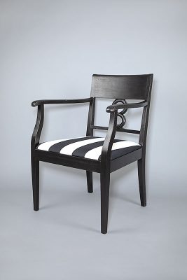 Rekvisiitta | Ajaton tuoli osana Memofoton studiorekvisiittaa – yksityiskohta, joka luo kuvaan tunnelmaa.