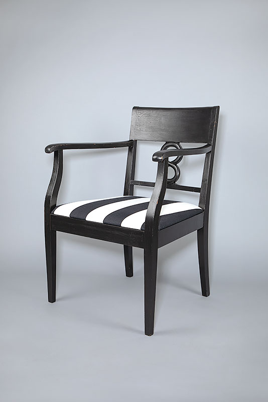 Rekvisiitta | Ajaton tuoli osana Memofoton studiorekvisiittaa – yksityiskohta, joka luo kuvaan tunnelmaa.